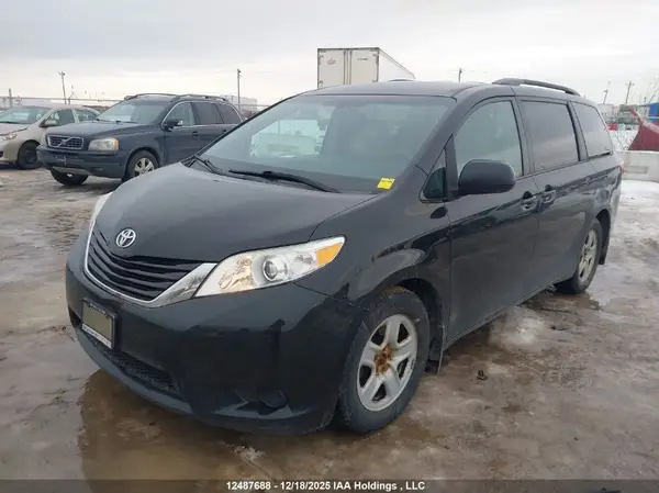 5TDKZ3DC8HS841531 2017 TOYOTA SIENNA - Image 2
