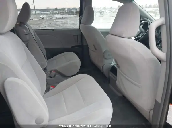 5TDKZ3DC8HS841531 2017 TOYOTA SIENNA - Image 8