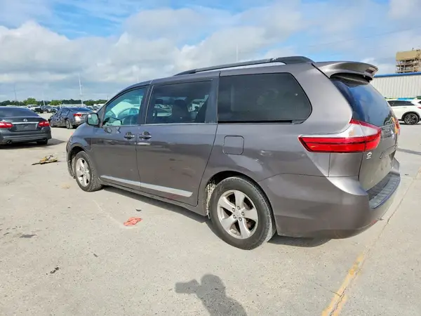 5TDKZ3DC8HS841903 2017 TOYOTA SIENNA - Image 2