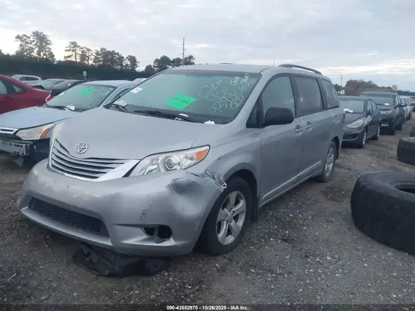 5TDKZ3DC8HS843828 2017 TOYOTA SIENNA - Image 2
