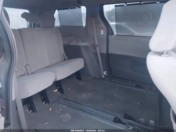 5TDKZ3DC8HS843828 2017 TOYOTA SIENNA - Image 8