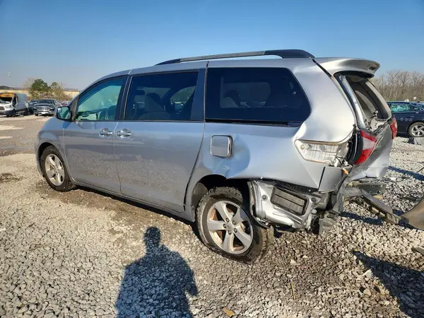 5TDKZ3DC8HS844364 2017 TOYOTA SIENNA - Image 2