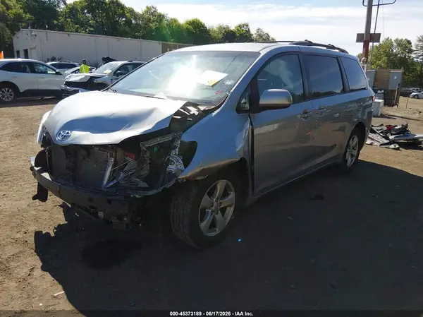 5TDKZ3DC8HS844820 2017 TOYOTA SIENNA - Image 2