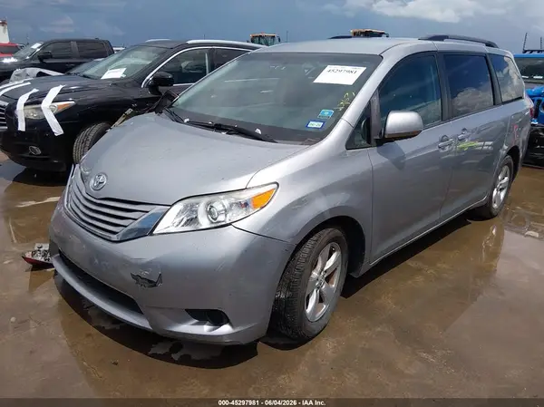 5TDKZ3DC8HS844963 2017 TOYOTA SIENNA - Image 2
