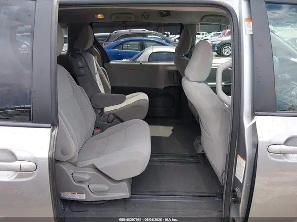 5TDKZ3DC8HS844963 2017 TOYOTA SIENNA - Image 8