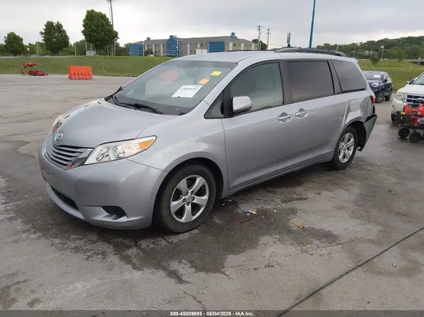 5TDKZ3DC8HS846339 2017 TOYOTA SIENNA - Image 2