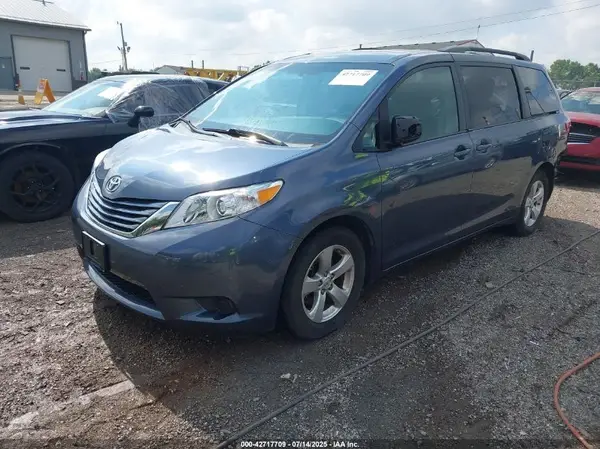 5TDKZ3DC8HS846566 2017 TOYOTA SIENNA - Image 2