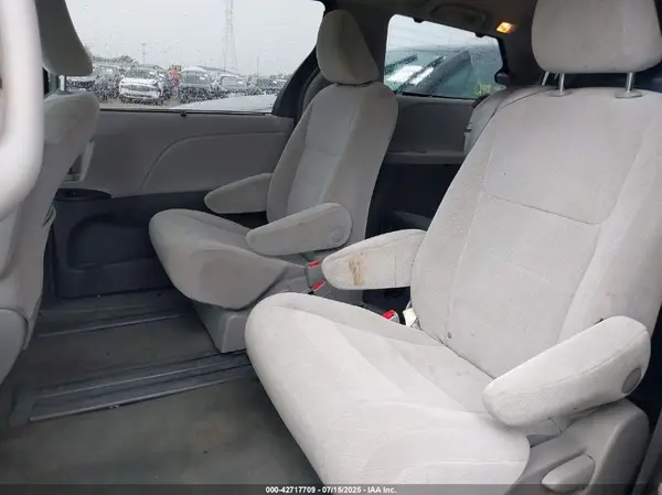 5TDKZ3DC8HS846566 2017 TOYOTA SIENNA - Image 8