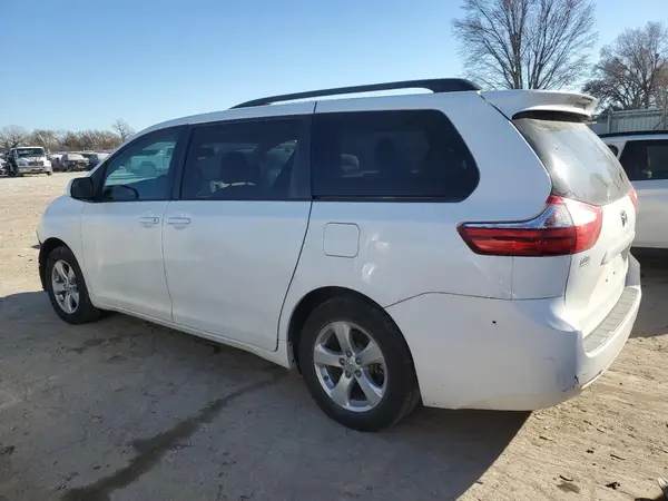 5TDKZ3DC8HS847703 2017 TOYOTA SIENNA - Image 2