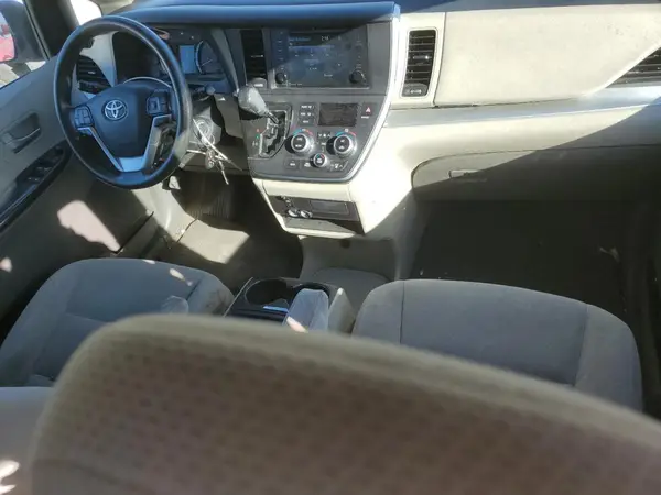 5TDKZ3DC8HS847703 2017 TOYOTA SIENNA - Image 8