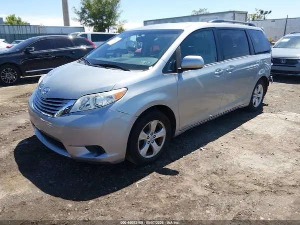 5TDKZ3DC8HS854702 2017 TOYOTA SIENNA - Image 2