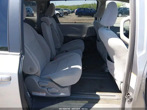 5TDKZ3DC8HS854702 2017 TOYOTA SIENNA - Image 8
