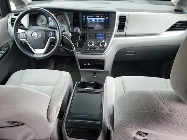 5TDKZ3DC8HS855218 2017 TOYOTA SIENNA - Image 8