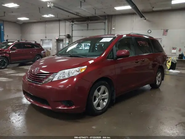 5TDKZ3DC8HS857115 2017 TOYOTA SIENNA - Image 2