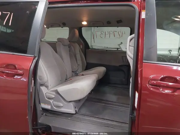 5TDKZ3DC8HS857115 2017 TOYOTA SIENNA - Image 8