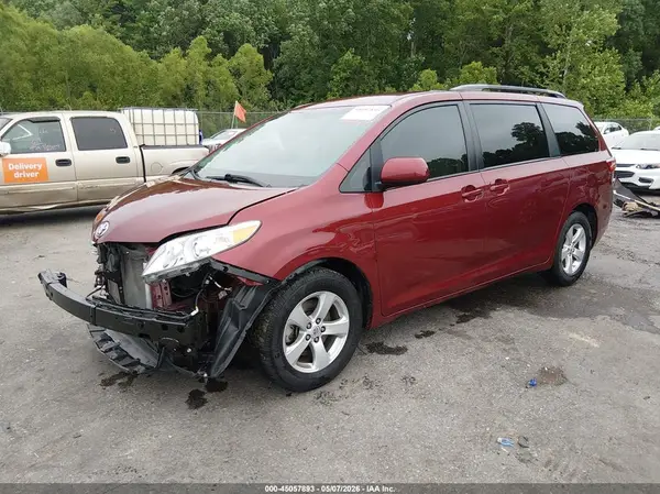 5TDKZ3DC8HS857616 2017 TOYOTA SIENNA - Image 2