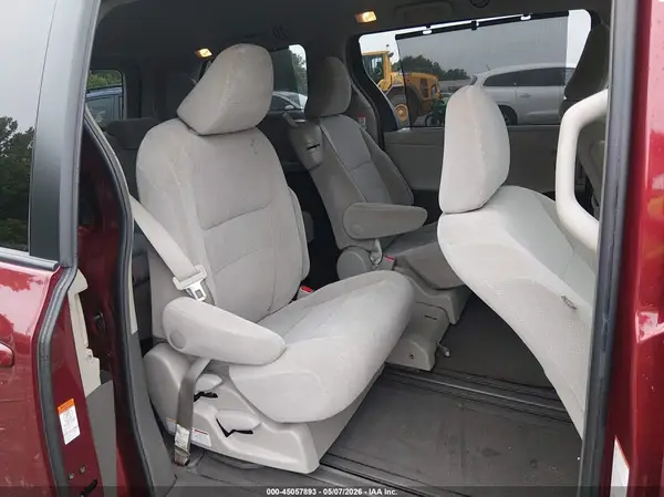 5TDKZ3DC8HS857616 2017 TOYOTA SIENNA - Image 8