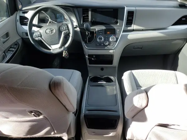 5TDKZ3DC8HS862508 2017 TOYOTA SIENNA - Image 8