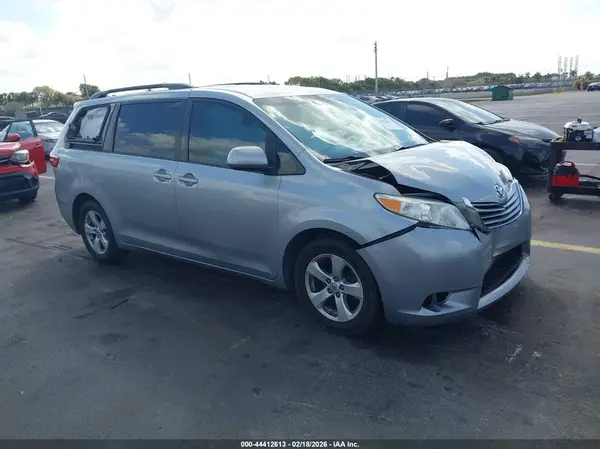 5TDKZ3DC8HS862881 2017 TOYOTA SIENNA - Image 1