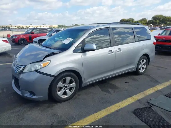 5TDKZ3DC8HS862881 2017 TOYOTA SIENNA - Image 2