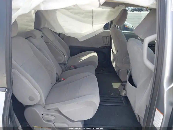 5TDKZ3DC8HS862881 2017 TOYOTA SIENNA - Image 8