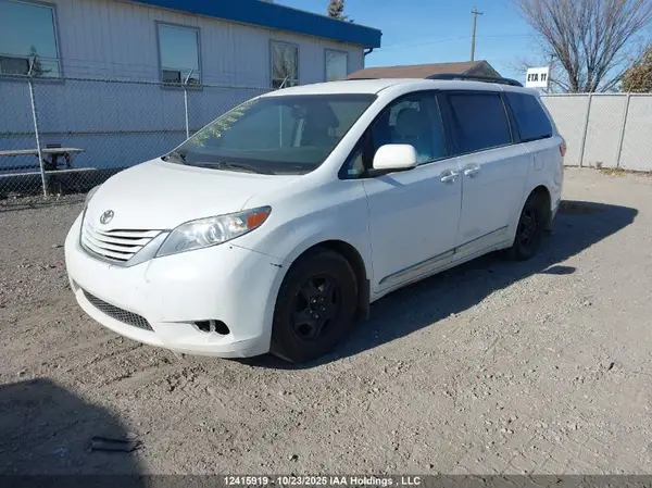 5TDKZ3DC8HS864968 2017 TOYOTA SIENNA - Image 2
