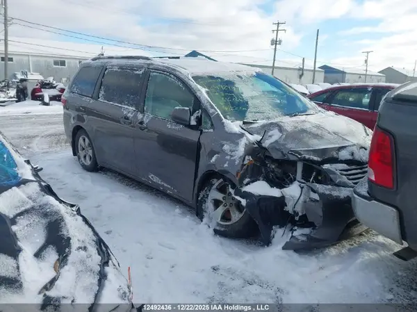 5TDKZ3DC8HS866266 2017 TOYOTA SIENNA - Image 1
