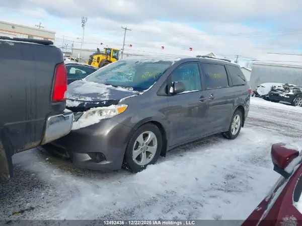5TDKZ3DC8HS866266 2017 TOYOTA SIENNA - Image 2