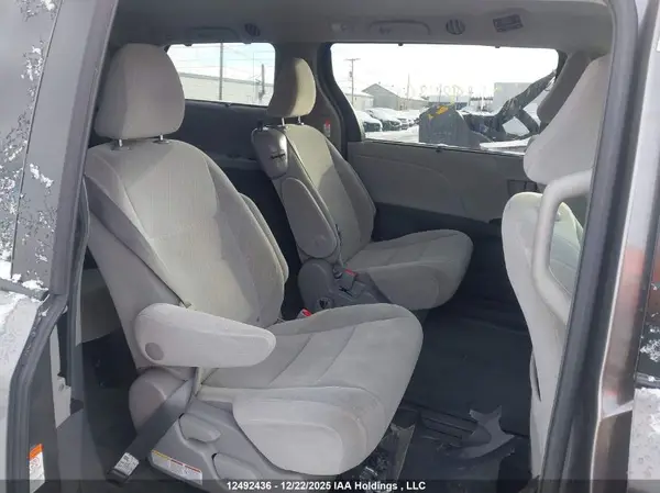 5TDKZ3DC8HS866266 2017 TOYOTA SIENNA - Image 8