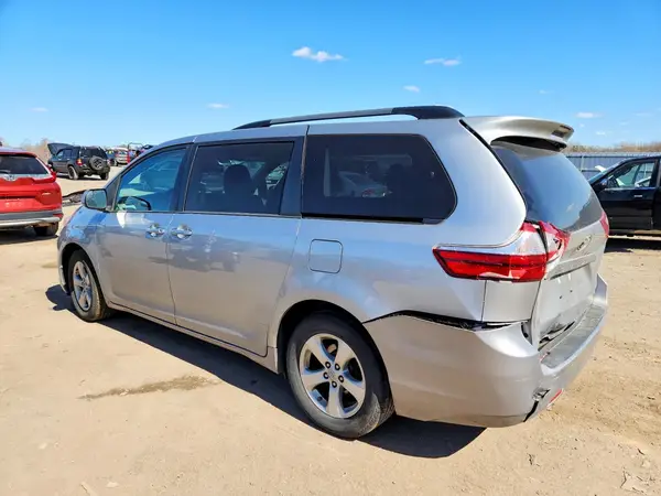 5TDKZ3DC8HS867093 2017 TOYOTA SIENNA - Image 2