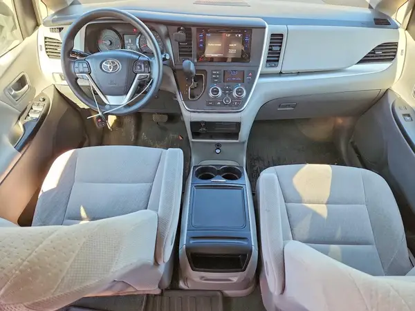 5TDKZ3DC8HS867093 2017 TOYOTA SIENNA - Image 8