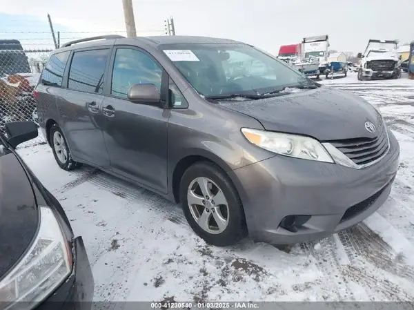 5TDKZ3DC8HS870804 2017 TOYOTA SIENNA - Image 1