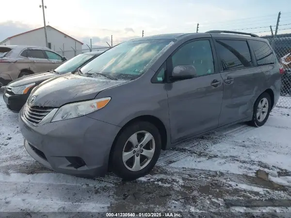 5TDKZ3DC8HS870804 2017 TOYOTA SIENNA - Image 2