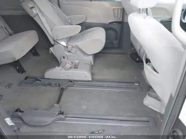 5TDKZ3DC8HS870804 2017 TOYOTA SIENNA - Image 8