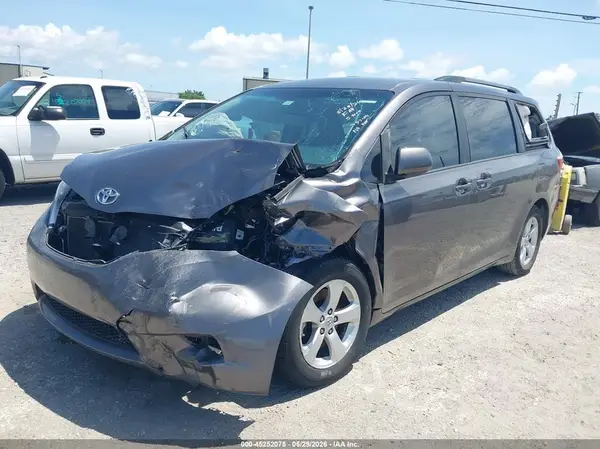 5TDKZ3DC8HS871158 2017 TOYOTA SIENNA - Image 2