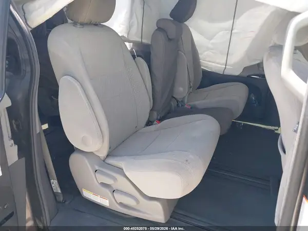 5TDKZ3DC8HS871158 2017 TOYOTA SIENNA - Image 8
