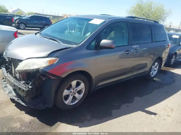 5TDKZ3DC8HS874772 2017 TOYOTA SIENNA - Image 2
