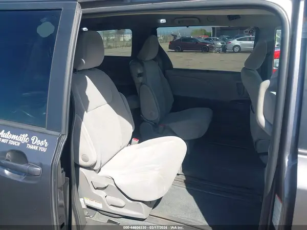 5TDKZ3DC8HS874772 2017 TOYOTA SIENNA - Image 8
