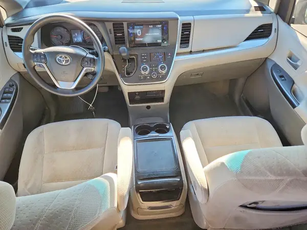 5TDKZ3DC8HS875601 2017 TOYOTA SIENNA - Image 8