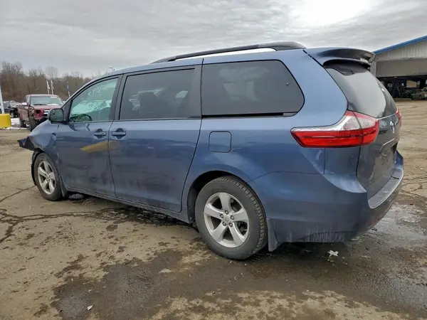 5TDKZ3DC8HS876084 2017 TOYOTA SIENNA - Image 2