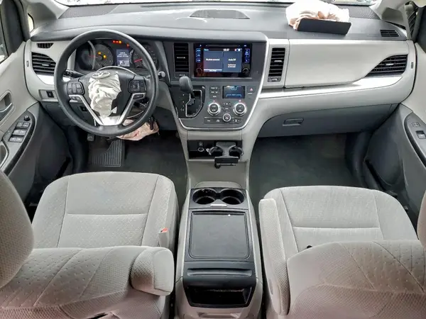 5TDKZ3DC8HS876084 2017 TOYOTA SIENNA - Image 8