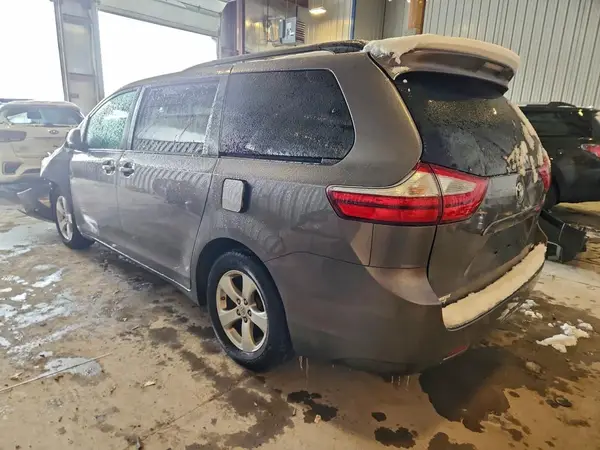 5TDKZ3DC8HS882211 2017 TOYOTA SIENNA - Image 2