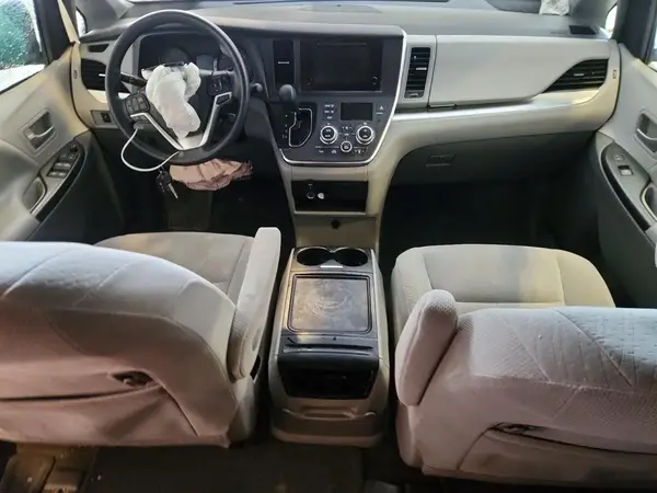 5TDKZ3DC8HS882211 2017 TOYOTA SIENNA - Image 8