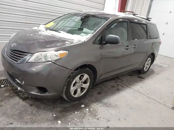 5TDKZ3DC8HS884895 2017 TOYOTA SIENNA - Image 2