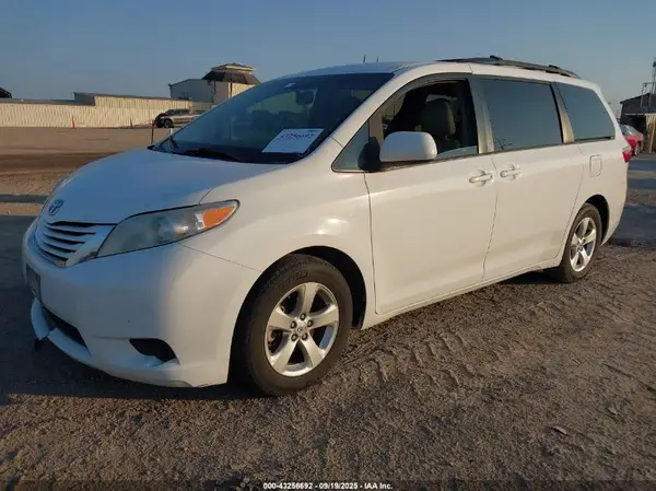 5TDKZ3DC8HS885657 2017 TOYOTA SIENNA - Image 2