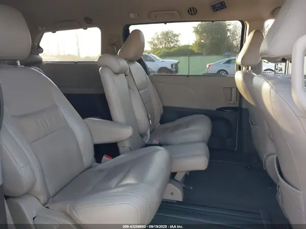 5TDKZ3DC8HS885657 2017 TOYOTA SIENNA - Image 8