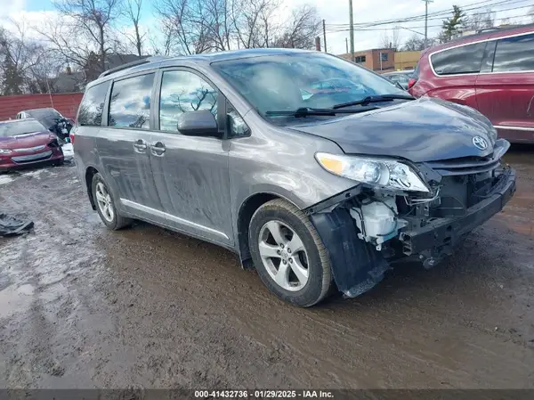 5TDKZ3DC8HS887893 2017 TOYOTA SIENNA - Image 1