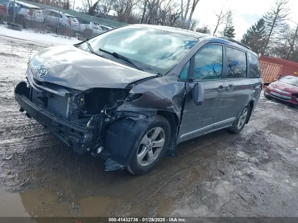 5TDKZ3DC8HS887893 2017 TOYOTA SIENNA - Image 2