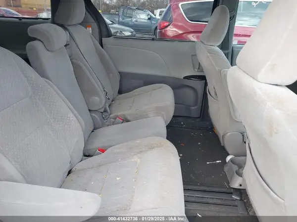 5TDKZ3DC8HS887893 2017 TOYOTA SIENNA - Image 8