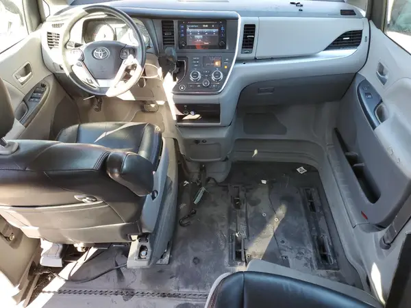 5TDKZ3DC8HS888011 2017 TOYOTA SIENNA - Image 8